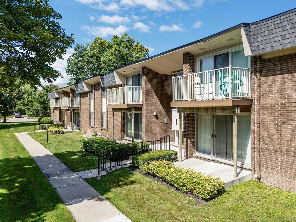 Kensington Manor Apartments in Farmington, MI - Building Photo