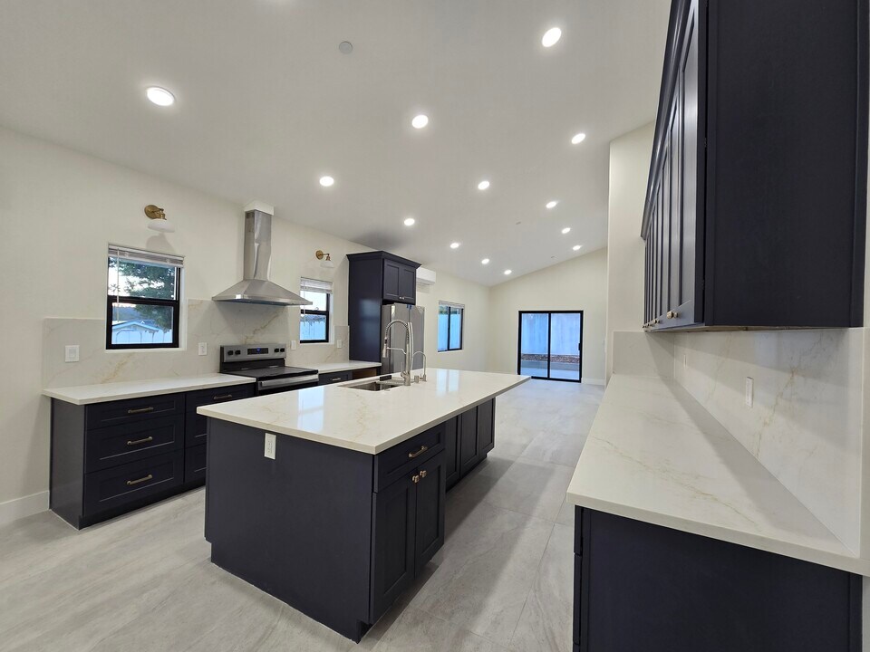 13992 Putney Rd in Poway, CA - Foto de edificio