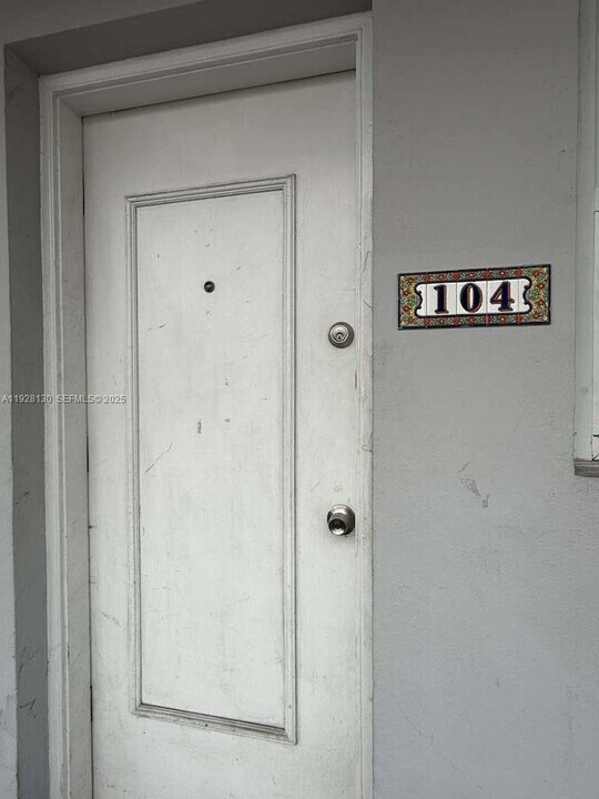 2225 NE 123rd St in North Miami, FL - Building Photo