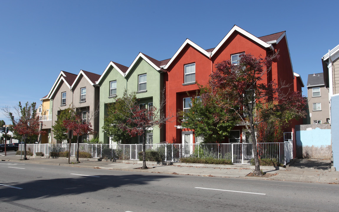Lone Palm Court Apartments in San Rafael, CA - Building Photo