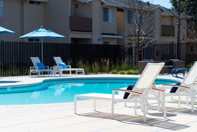 Madison Newport Apartment Homes in Costa Mesa, CA - Foto de edificio - Building Photo