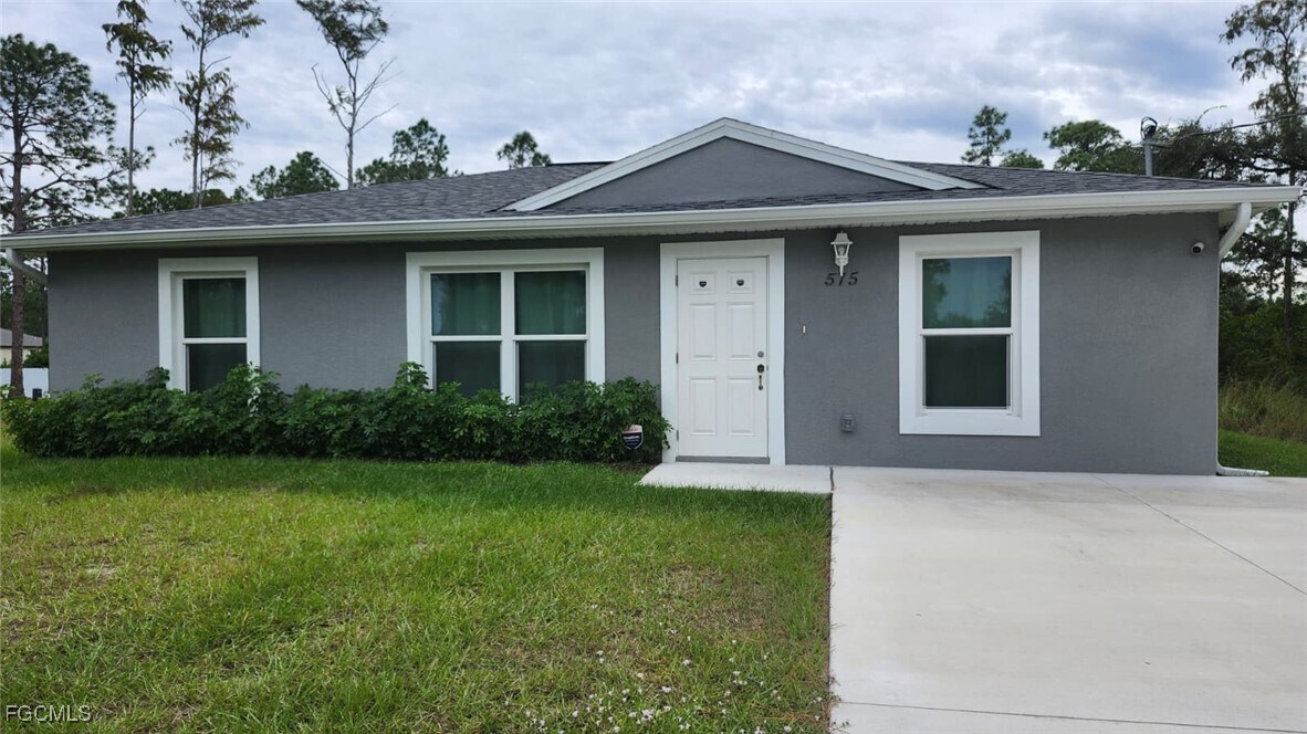 575 Oakshire Ln in Lehigh Acres, FL - Building Photo