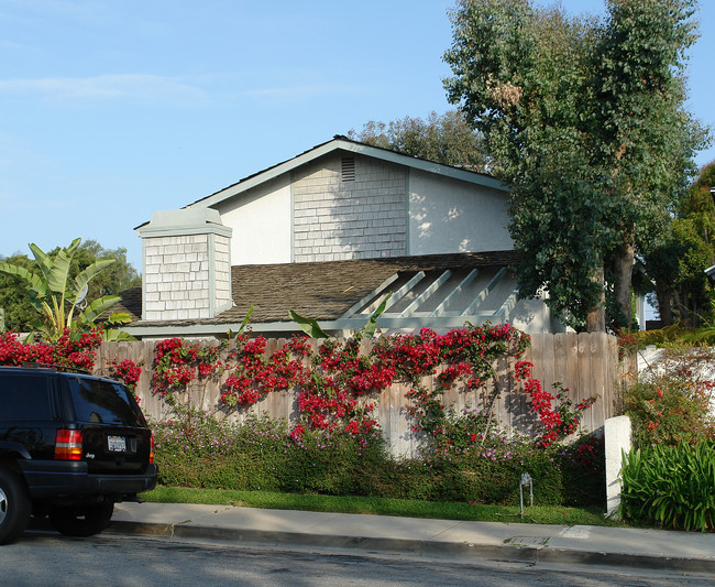 2677 Orange Ave in Costa Mesa, CA - Foto de edificio - Building Photo