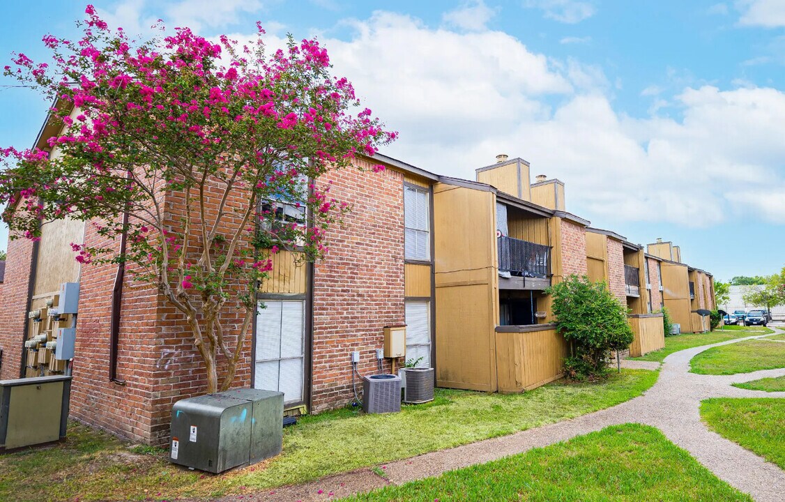 Retreat on Rosslyn in Houston, TX - Building Photo