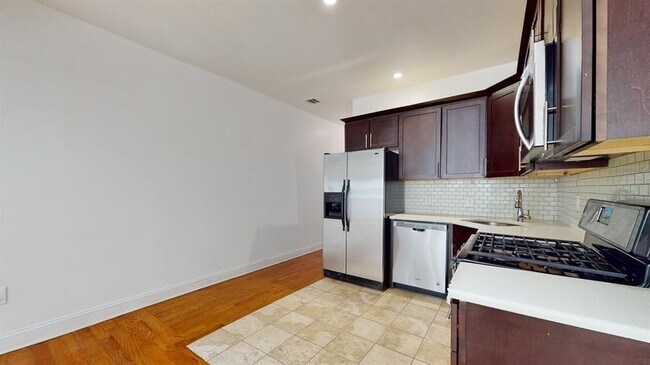 131 Brunswick St in Jersey City, NJ - Building Photo - Building Photo