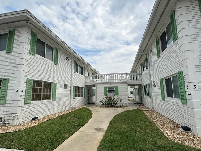 1821 NE 62nd St, Unit 327 in Fort Lauderdale, FL - Foto de edificio - Building Photo