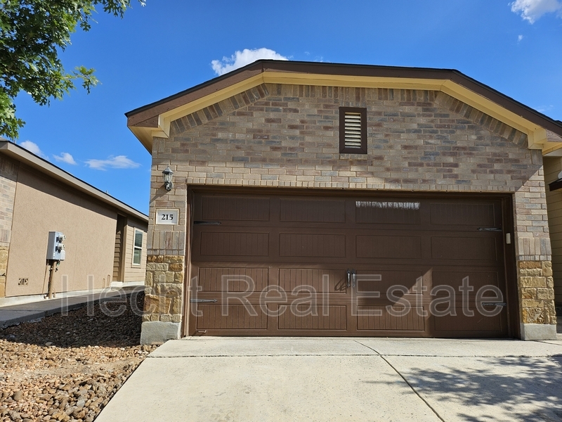 215 Kaspar Way in Canyon Lake, TX - Building Photo