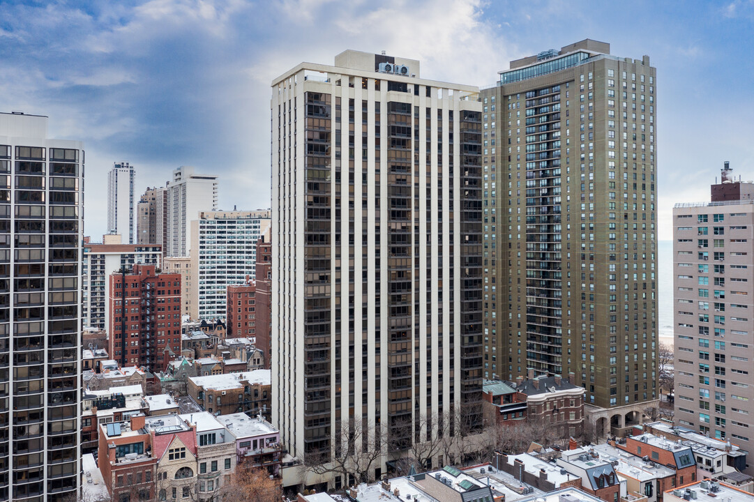 100 East Bellevue in Chicago, IL - Foto de edificio