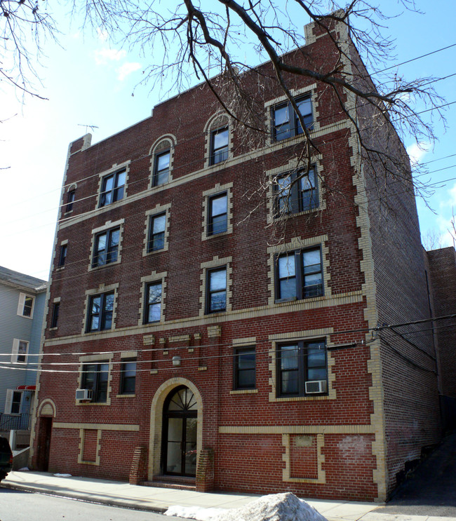 10 Parker St in Port Chester, NY - Foto de edificio - Building Photo