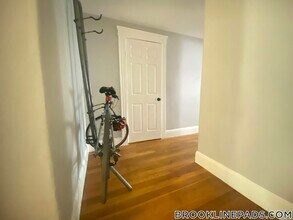 1890 Beacon St, Unit 2 in Brookline, MA - Foto de edificio - Building Photo