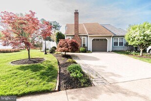 239 Oakridge Dr in Langhorne, PA - Building Photo