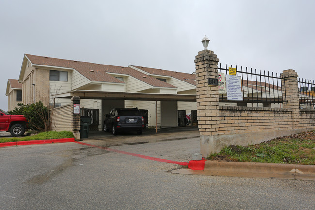 City Lake Townhomes in Taylor, TX - Building Photo - Building Photo