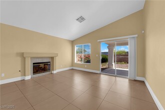1900 Crystal Glen Ct in Las Vegas, NV - Foto de edificio - Building Photo