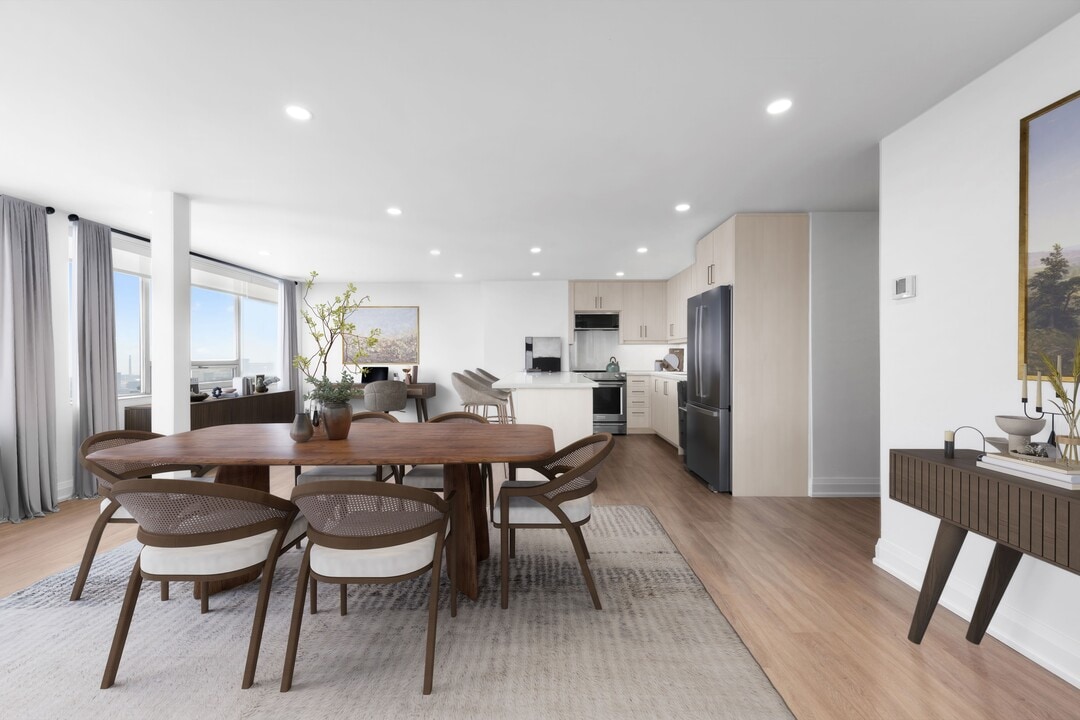 44 Charles West in Manulife Centre in Toronto, ON - Building Photo