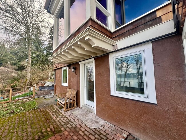 2061 East Bay Drive Northeast in Olympia, WA - Building Photo - Building Photo