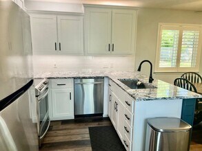 5225 Jean Rd in Lake Oswego, OR - Building Photo - Building Photo