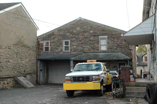 300 Railroad Ave in Ambler, PA - Foto de edificio - Building Photo