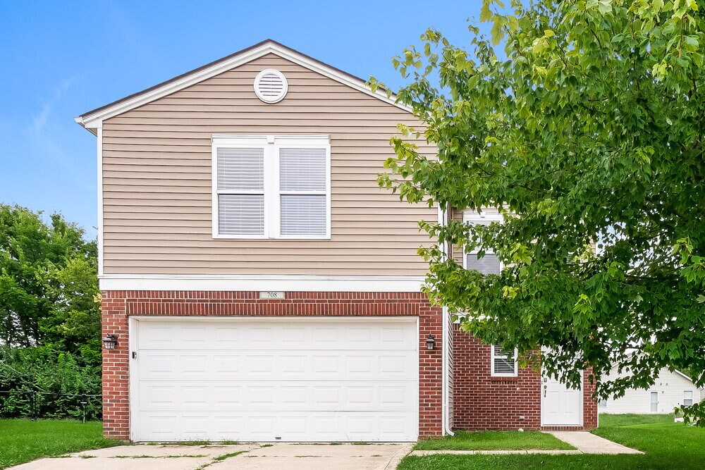 708 Adagio Dr in Greenwood, IN - Building Photo