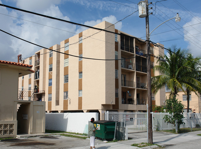 220-222 SW 17th Ct in Miami, FL - Building Photo - Building Photo