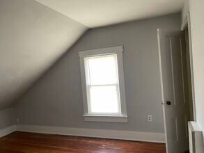 30 High St, Unit 30 in Whitinsville, MA - Foto de edificio - Building Photo