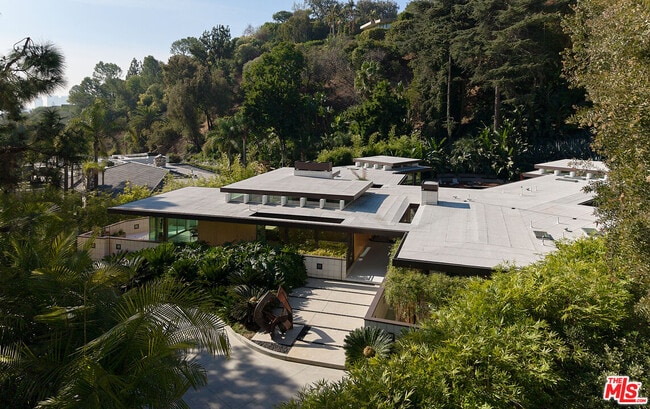 1061 Loma Vista Dr in Beverly Hills, CA - Building Photo - Building Photo