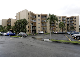 Versailles Plaza Condominium in Hialeah, FL - Foto de edificio - Building Photo