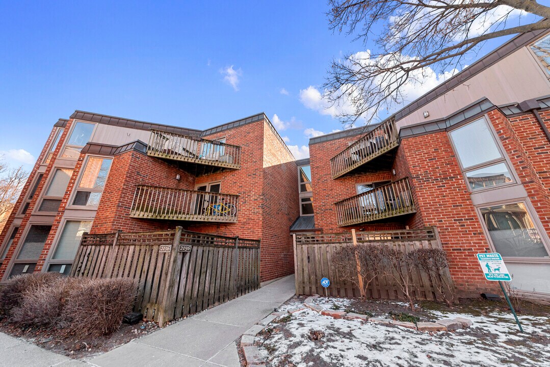 2036 N Larrabee St, Unit 8103 in Chicago, IL - Foto de edificio