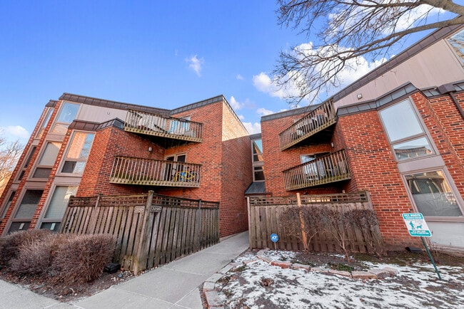 property at 2036 N Larrabee St