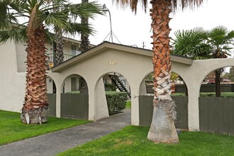 Santa Anna Palms in Clovis, CA - Building Photo - Building Photo