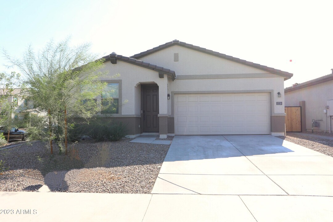 5719 W Encinas Ln in Phoenix, AZ - Building Photo