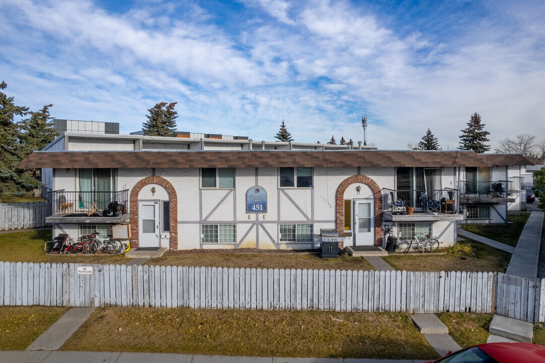 451 Huntsville Cres NW in Calgary, AB - Building Photo