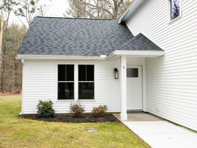 5 Barracks Rd in Hudson, MA - Building Photo - Building Photo