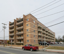 Tiffany Apartments in Patchogue, NY - Foto de edificio - Building Photo