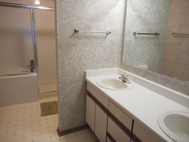 311 Sheffield Ct-Unit -1 in Roselle, IL - Building Photo - Building Photo