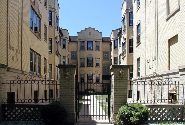 Hollywood Park Apartments in Chicago, IL - Building Photo - Other