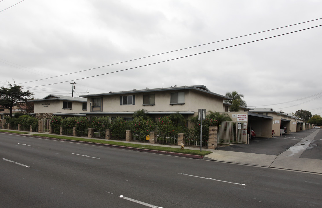 Valley View Villas in Buena Park, CA - Building Photo