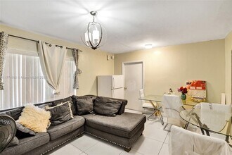 450 NE 158th St, Unit 2 in Miami, FL - Building Photo - Building Photo