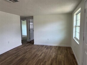 7315 Brentwood Dr in Port Richey, FL - Foto de edificio - Building Photo