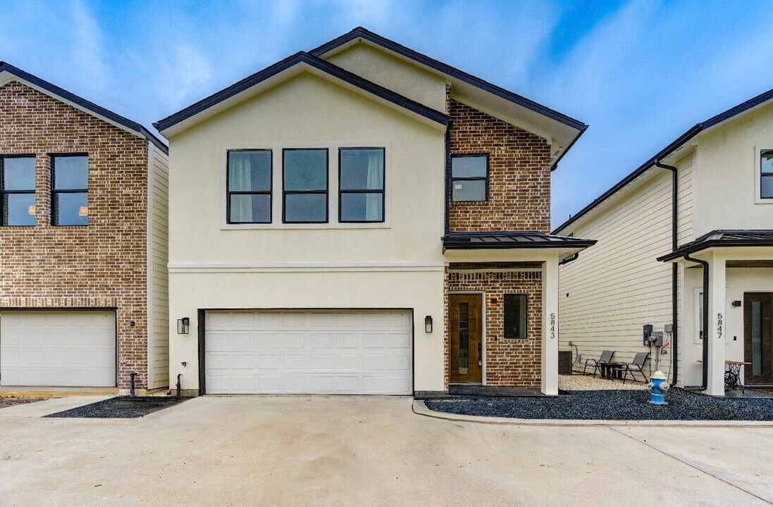 5839 Banks St in Houston, TX - Building Photo