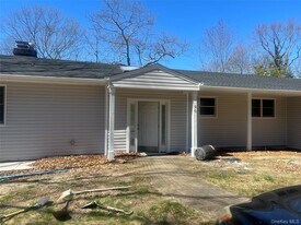 90 Quaker Path in Stony Brook, NY - Building Photo