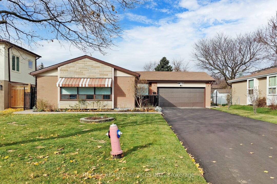 50 Glebe Cres in Brampton, ON - Building Photo