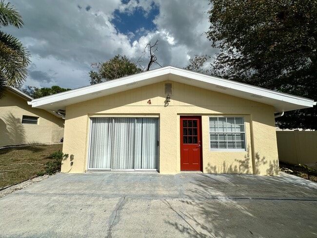 4241 Tarpon Ave in Bonita Springs, FL - Foto de edificio - Building Photo