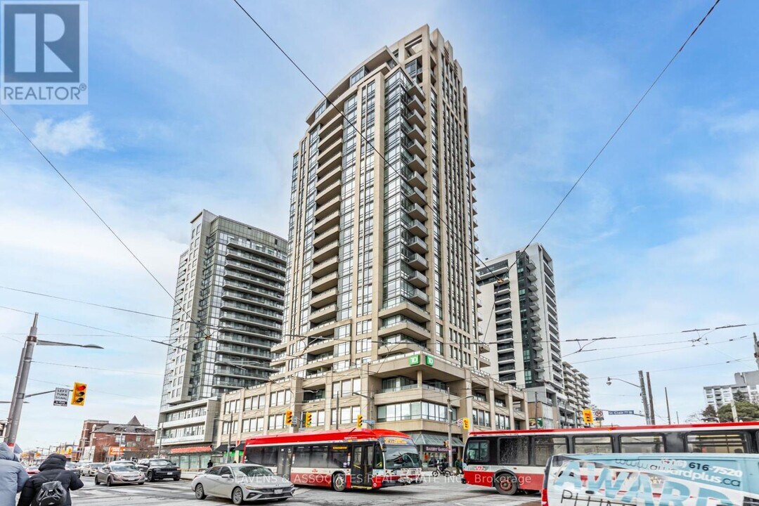 500 St Clair Ave W in Toronto, ON - Building Photo