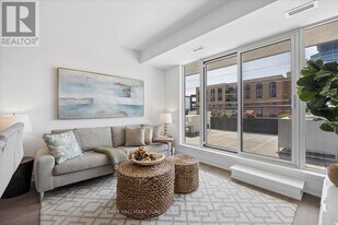 705 Davis Dr in Newmarket, ON - Building Photo