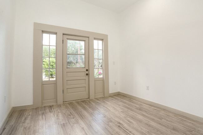2004 Monterey St in San Antonio, TX - Foto de edificio - Building Photo