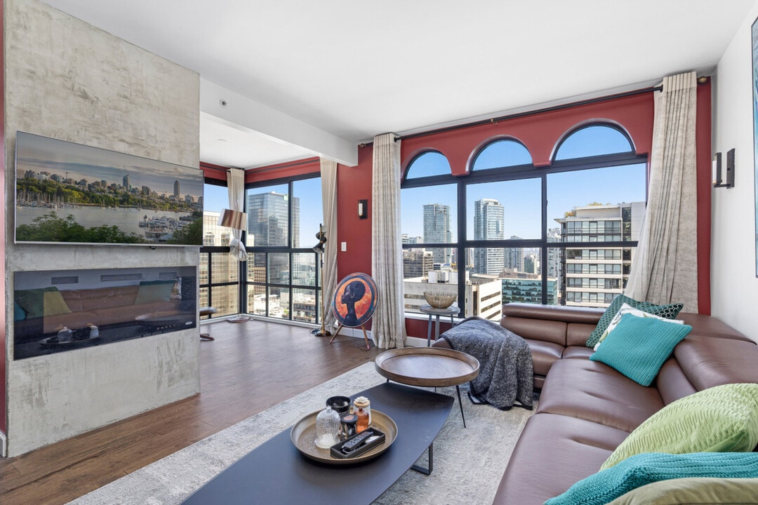 909 Burrard St in Vancouver, BC - Building Photo