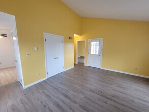 96 Valley Dr in New Milford, CT - Building Photo - Building Photo