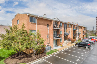 Waverly Village in Arlington, VA - Building Photo - Building Photo