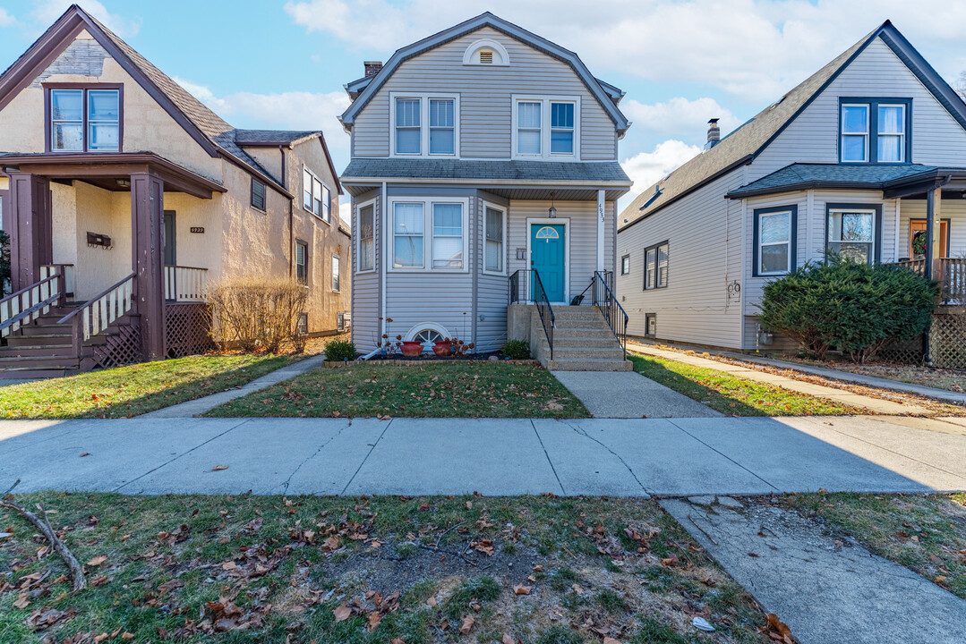 4933 W Berenice Ave in Chicago, IL - Building Photo