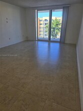 6960 Miami Gardens Dr in Hialeah, FL - Building Photo - Building Photo